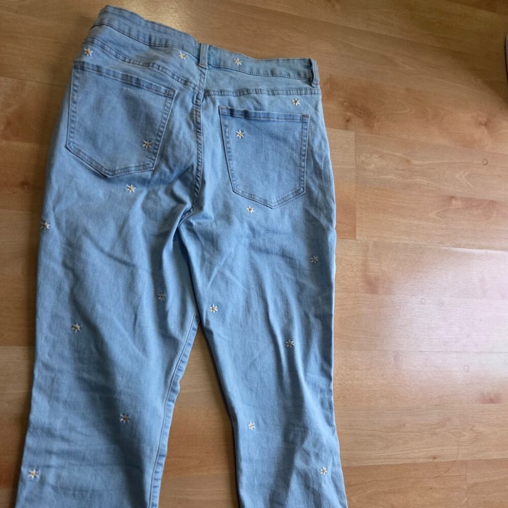 Forever 21 Daisy Embroidered Light Wash Straight Leg Jeans Size 31